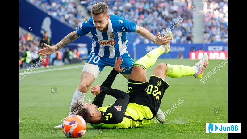 Cầu thủ của Espanyol dùng kỹ thuật để vượt qua phòng ngự của Real Betis Cầu thủ của Espanyol dùng kỹ thuật để vượt qua phòng ngự của Real Betis