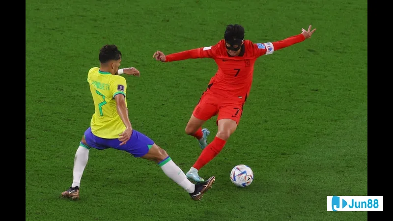 Cầu thủ Brazil với sức mạnh và tinh thần quyết tâm đối mặt với cầu thủ Hàn Quốc trên sân…