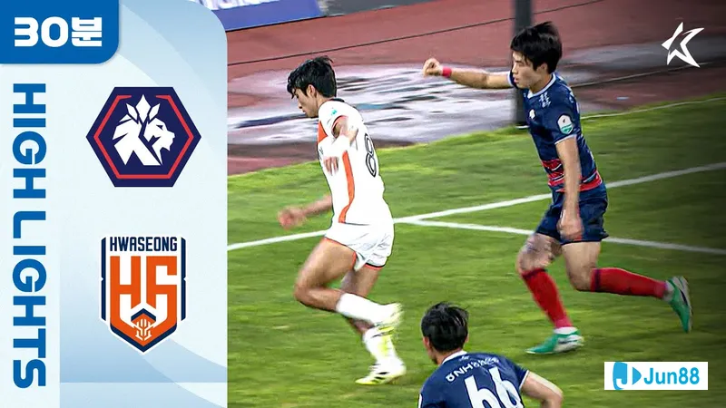 Cầu thủ Hwaseong dốc toàn lực để cản phá pha tấn công của đối thủ Cheongju Cầu thủ Hwaseong dốc toàn lực để cản phá pha tấn công của đối thủ Cheongju