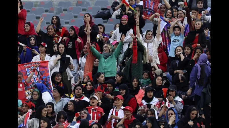 Cầu thủ Iran đang tung cú sút mạnh vào khung thành Tanzania trong trận đấu Cầu thủ Iran đang tung cú sút mạnh vào khung thành Tanzania trong trận đấu