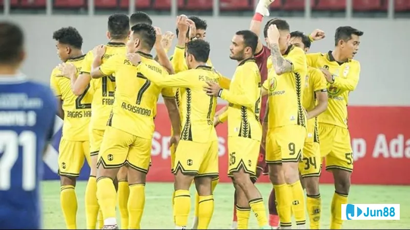 Cầu thủ Persiku Kudus xuất sắc vượt qua Barito Putera để tạo ra cơ hội ghi bàn