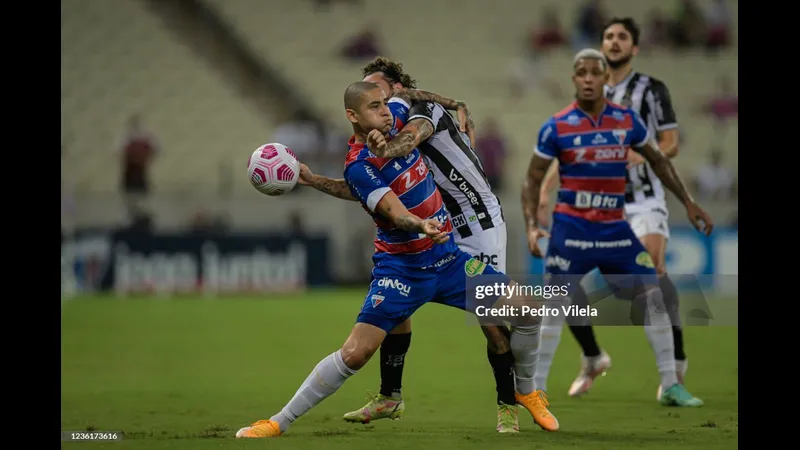 Cầu thủ Atletico vượt qua cầu thủ Fortaleza với sự tập trung cao độ