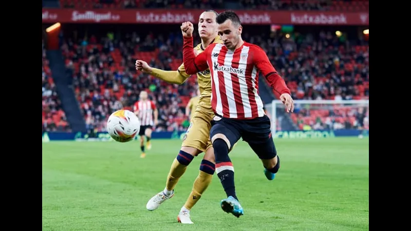 Cầu thủ của Levante và Athletic Bilbao tranh chấp quyết liệt để giữ bóng.