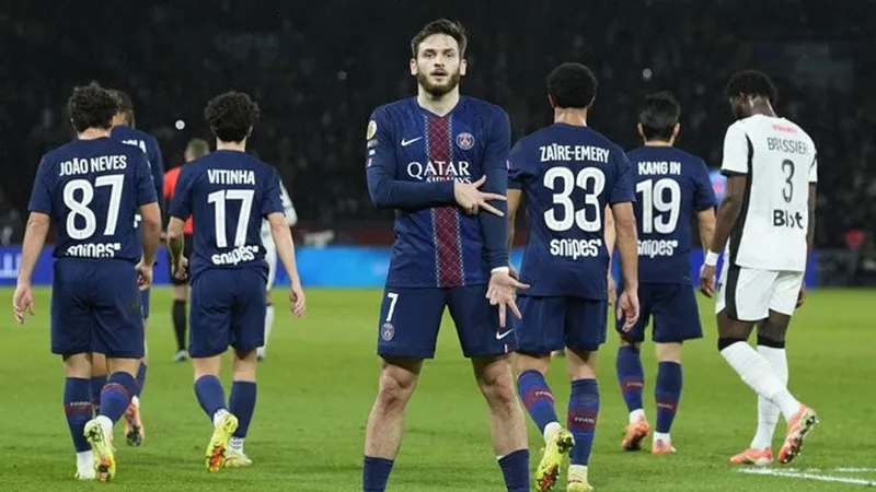 Cầu thủ của Athletic Bilbao đang giao bóng trước sự áp đảo của cầu thủ PSG