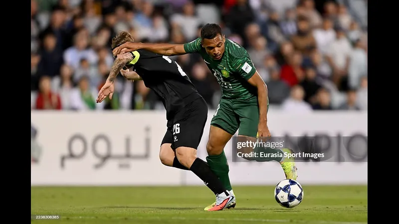 Cầu thủ của Beijing Guoan vượt qua hậu vệ của Macarthur FC trong trận đấu bóng đá Cầu thủ của Beijing Guoan vượt qua hậu vệ của Macarthur FC trong trận đấu bóng đá