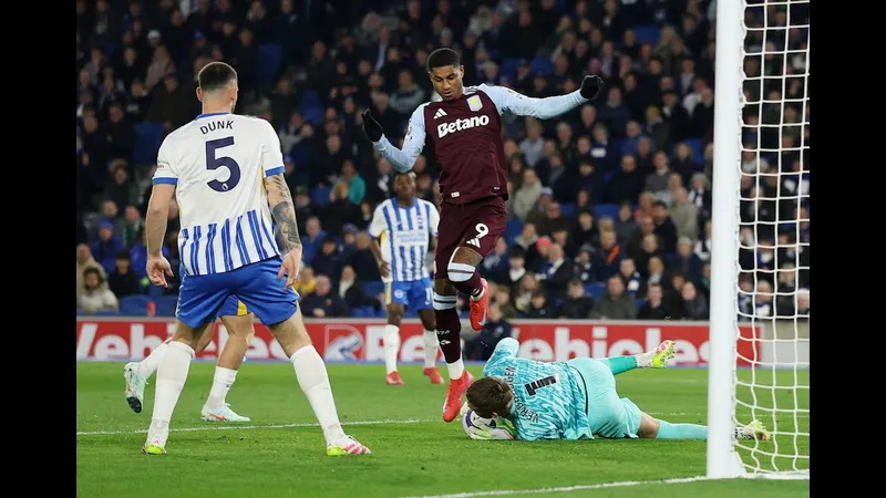 Cầu thủ Aston Villa đang nỗ lực chống cự trước pha tấn công đầy quyết tâm của Brighton.