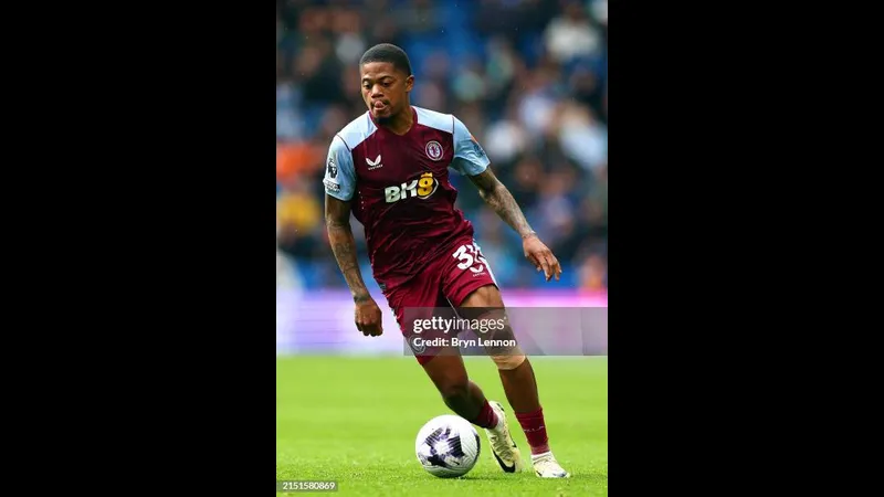 Hậu vệ Aston Villa cố gắng ngăn chặn tiền đạo Brighton đi bóng