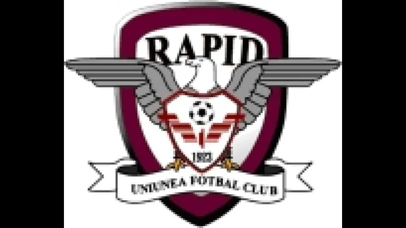 Cầu thủ Rapid Bucuresti chuyền bóng với sự tấn công quyết liệt từ UTA Arad
