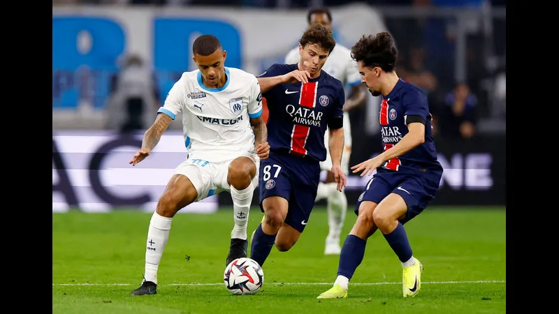 Cầu thủ PSG và Marseille đấu tranh gay gắt trên sân cỏ