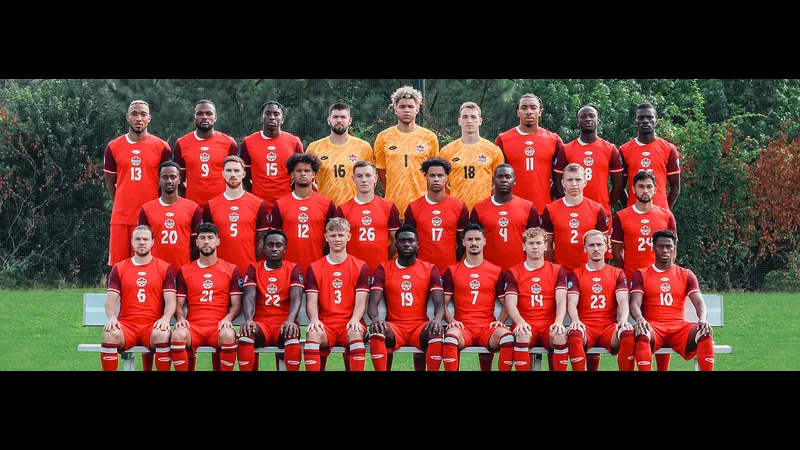 Cầu thủ từ Canada và Iceland đấu vật trên sân cỏ