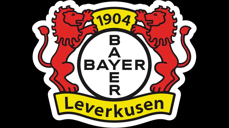 Cầu thủ Bayer Leverkusen đang tung cú sút mạnh vào khung thành Heidenheim