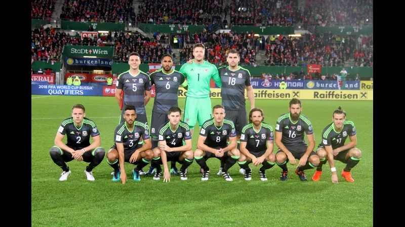 Cầu thủ Wales chuyền bóng trong trận đấu với Bosnia & Herzegovina